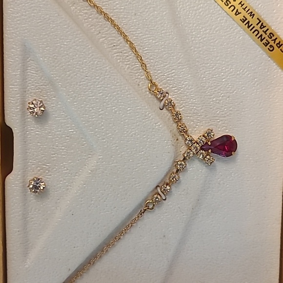 Genuine austrian crystal necklace with an eighteen inch chain - Picture 2 of 2